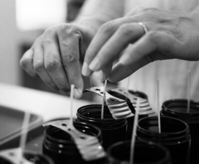 photo d'un artisan qui fabrique une bougie