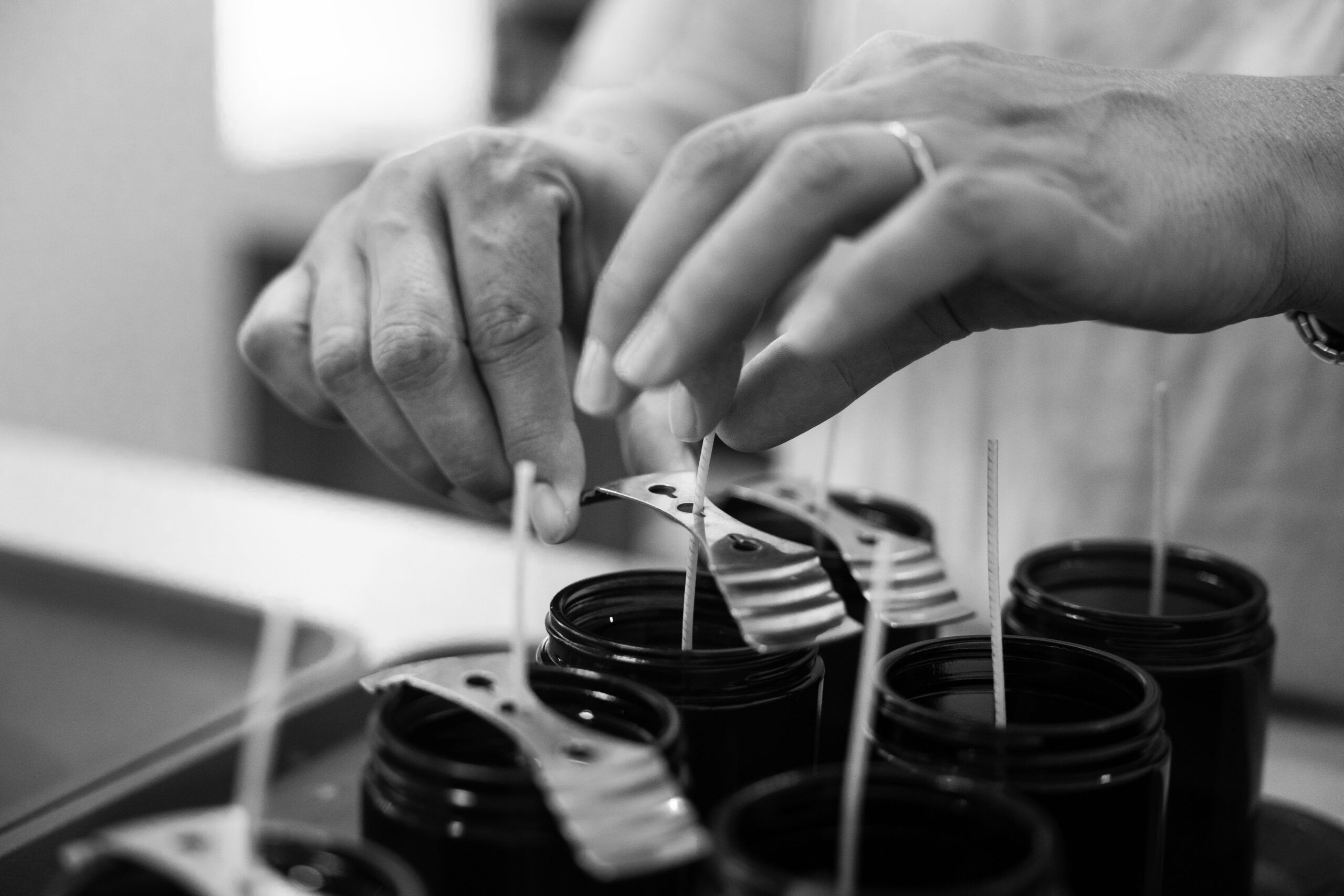 photo d'un artisan qui fabrique une bougie